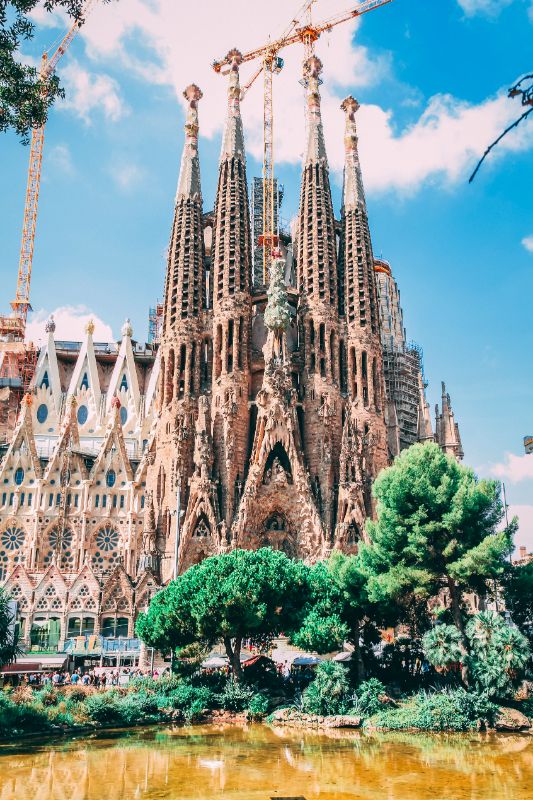 Die Sagrada Familia mitten in Barcelona.