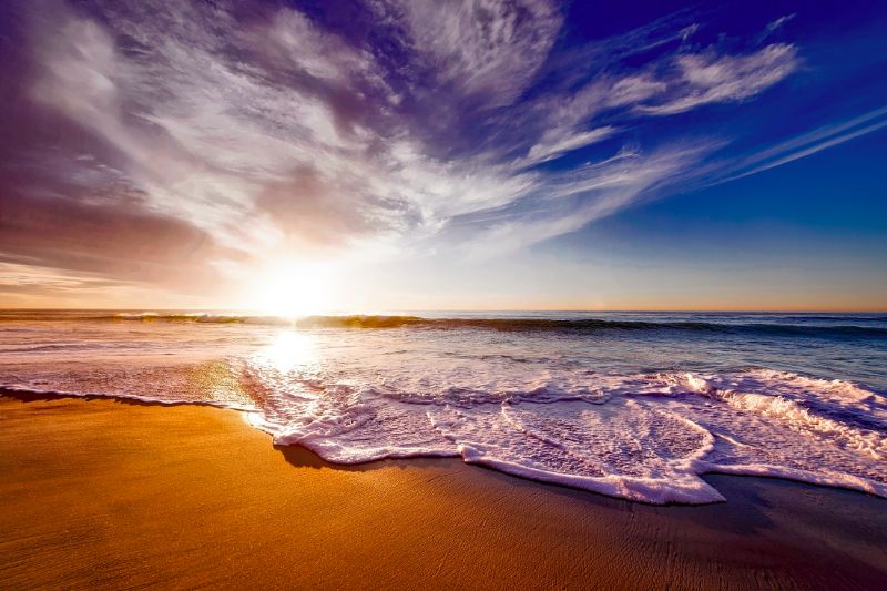 Farbenfroher Sonnenuntergang am Strand der Costa del Maresme..