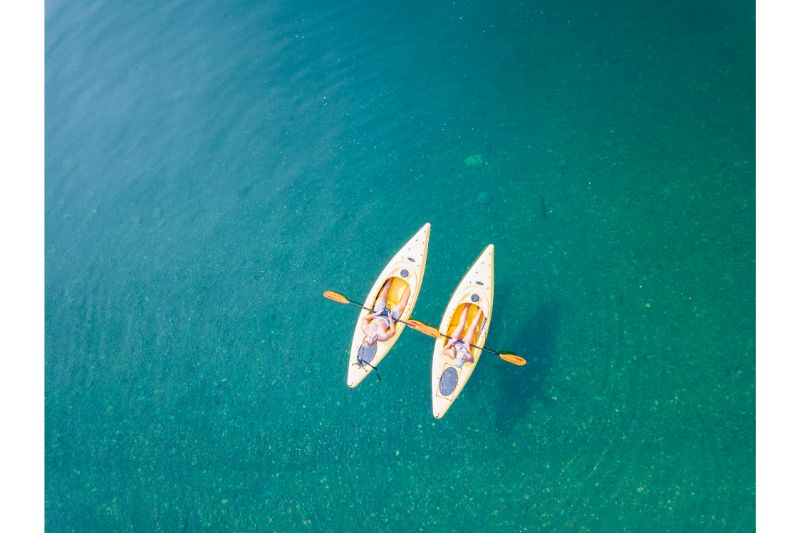 Zwei Kayaker paddeln auf dem Meer in der Costa del Maresme