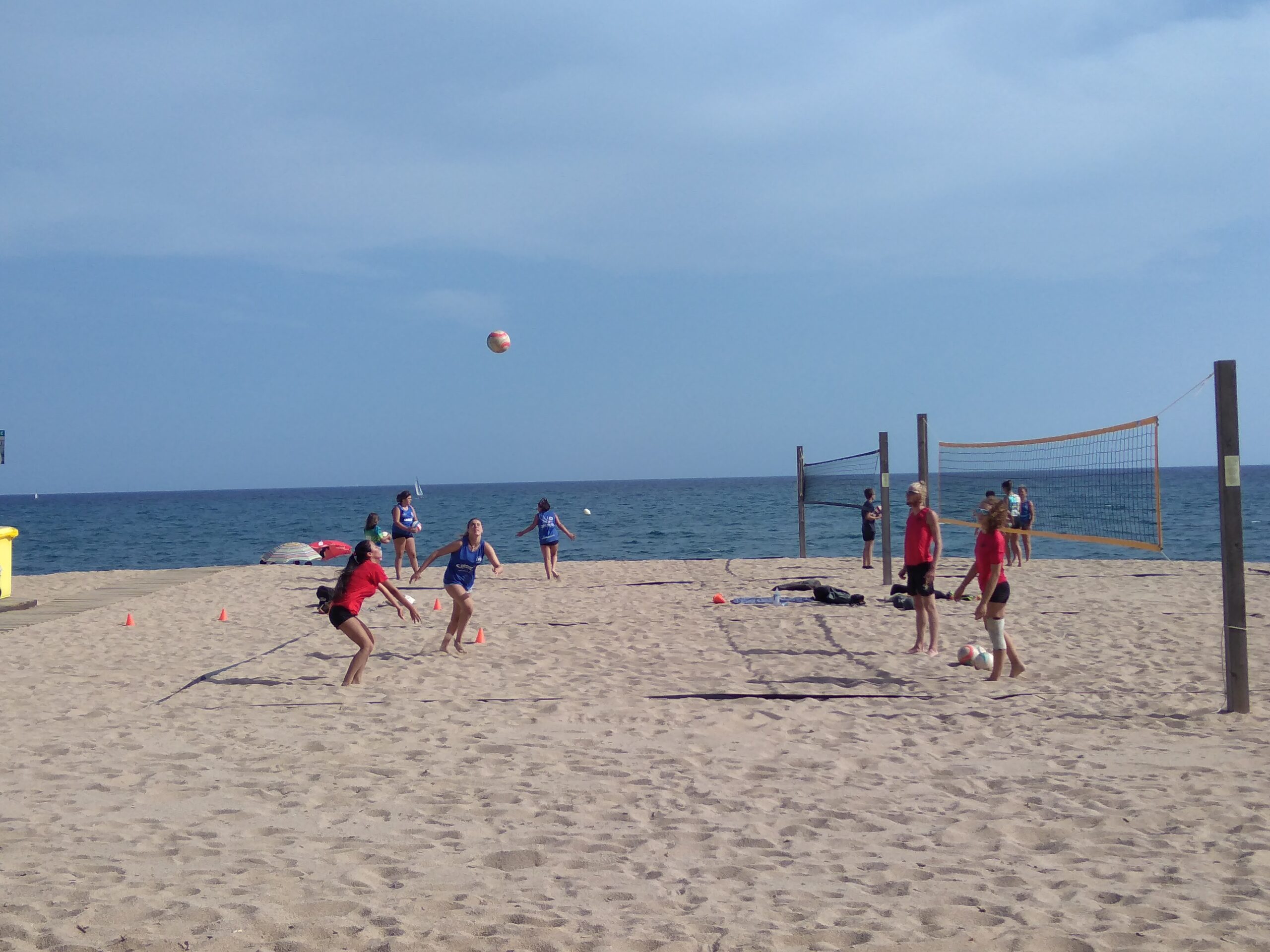 Volleyballer am Strand vor dem Meer in Caldetas